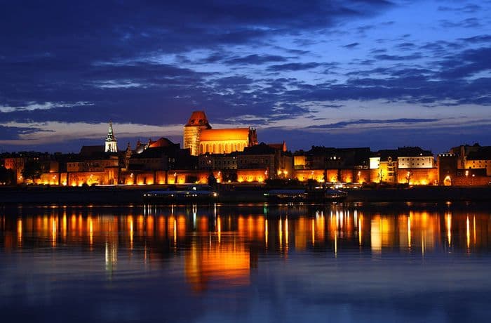 800px-Toruń_-_Old_Town_by_night_01.jpg