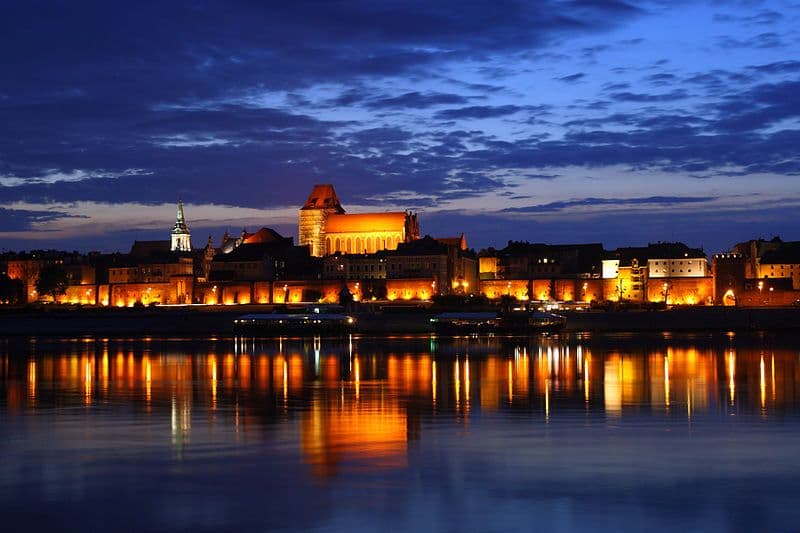 800px-Toruń_-_Old_Town_by_night_01.jpg